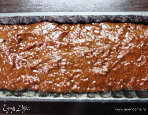 Сразу же выкладываем его в форму. В этот раз я брала продолговатую неглубокую и выпуклую металлическую форму 30х10 см, которую смазала растительным маслом и присыпала мукой. До этого пекла в не смазанной силиконовой 20х11,5х6,5 см.