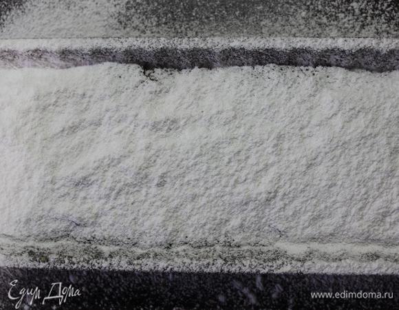 Обильно посыпаем поверхность теста через ситечко сахарной пудрой и ставим в разогретую духовку на 40 мин. (для продолговатой формы). 
Для меньшей формы время увеличиваем минут до 50. 
Проверяем готовность шпажкой, которая должна выходить сухой.