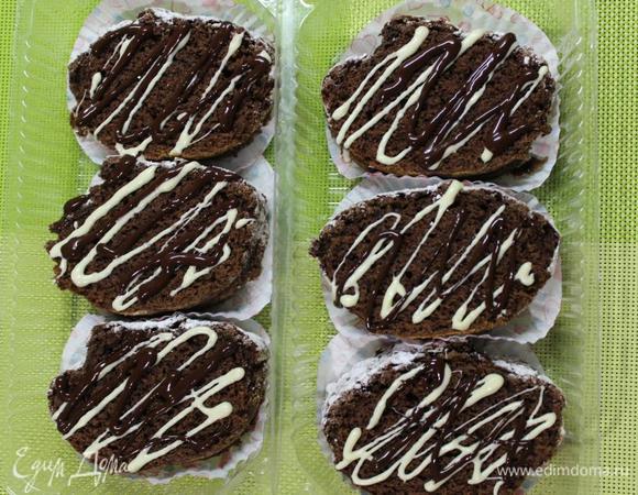 А это порционные кусочки по просьбе мамы для коллег по работе, политые растопленным шоколадом.
Приятного аппетита!