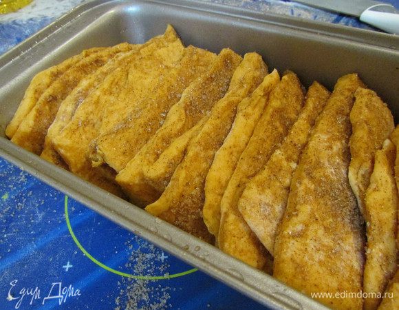 Форму для хлеба или кекса смазать растительным маслом и выложить кусочки теста, накрыть салфеткой и дать постоять 30 минут. Можно плотно закрыть пищевой пленкой и поверхность хлеба будет ровной. Отправить хлеб в разогретую духовку (180 градусов), выпекать примерно 40 минут.