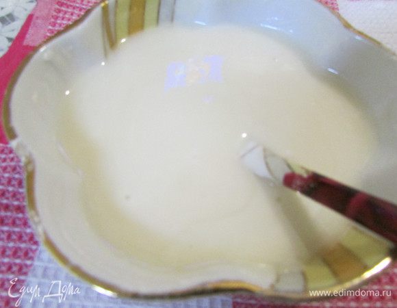 Приготовить глазурь. Растереть сахарную пудру с яблочным соком.