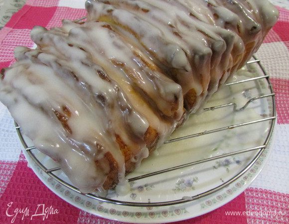 Хлеб остудить и полить сахарной глазурью.