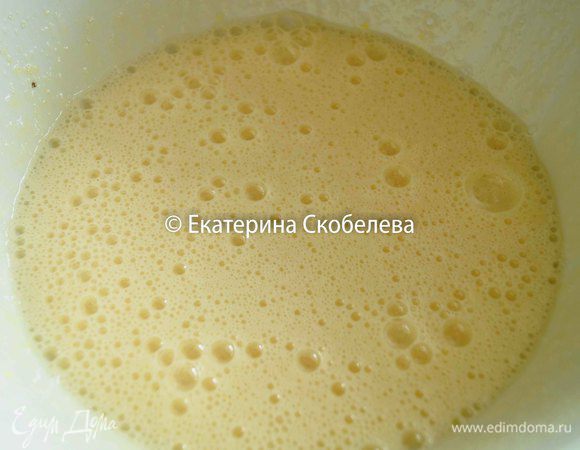 Сначала приготовим коржи. Для этого яйца нужно взбить миксером вместе с сахаром и солью в пышную пену.