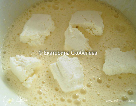 Добавить творог. Если творог домашний, то его лучше всего протереть через сито, чтобы разбить комочки. Взбить яично-творожную массу миксером.