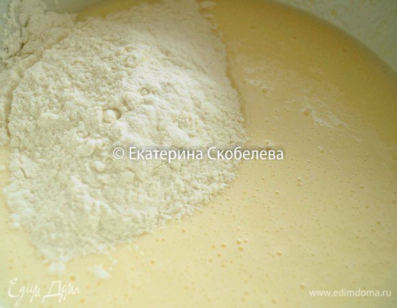 Соду погасить уксусом и добавить к тесту, перемешать. Постепенно всыпать всю муку и замесить тесто.