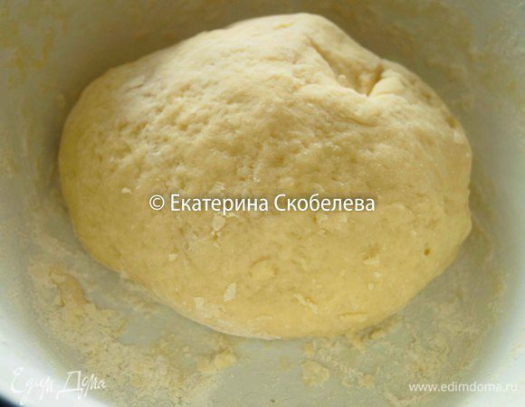 Оно должно получиться эластичным, мягким, но не липким, если не хватит муки, то добавить еще немного. Дать тесту отдохнуть в холодильнике, предварительно завернуть в пищевую пленку.