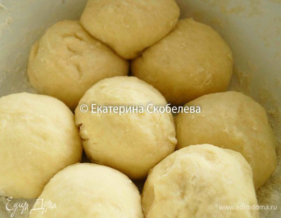 Разделить тесто на 7 равных частей.