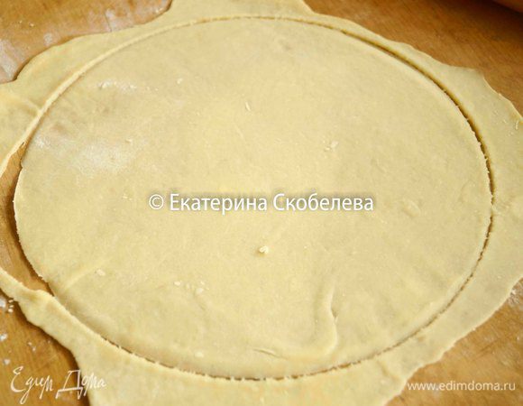 Затем каждую раскатать достаточно тонко. Вырезать необходимого диаметра круг. Я делала это при помощи тарелки. Также поступить с остальными кусочками теста. Выпечь коржи в разогретой до 180°C духовке. На выпекание каждого коржа уходит около 10 минут. Обрезки соединить вместе и раскатать из них еще один корж.