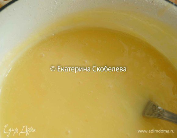 Приготовить лимонный курд. Для этого в кастрюле растопить 1/2 сахара в воде. После чего довести до кипения. В отдельной чаше смешать целые яйца, яичные желтки и оставшуюся 1/2 часть сахара. Перемешать до однородного состояния. Добавить крахмал и аккуратно перемешать так чтобы не было комочков. В яичную смесь добавить, тонкой струйкой и постоянно помешивая, часть кипящего сиропа, перемешать. После чего в оставшийся кипящий сироп вылить данную смесь, энергично помешивая, довести до кипения и загустения. После чего добавить лимонный сок и снова довести до кипения. Выключить нагрев. Немного охладить и добавить сливочное масло, размешать крем до полного растворения масла. Если в креме есть комочки, то лучше протереть его через сито.