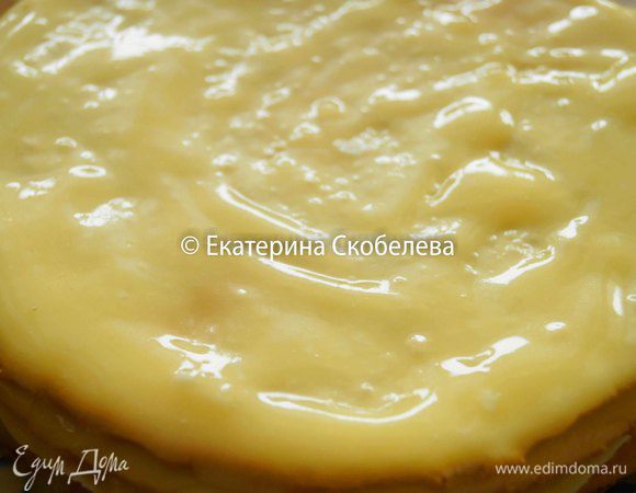 Сборка. 7 коржей промазать лимонным курдом и сложить друг на друга. Если нужно, коржи предварительно подровнять, чтобы они были одинакового диаметра. Один оставшийся корж смолоть в крошку вместе с арахисом в блендере. Посыпать верх торта и бока крошкой. Убрать готовый торт в холодильник для пропитки часов на 6 или на всю ночь.