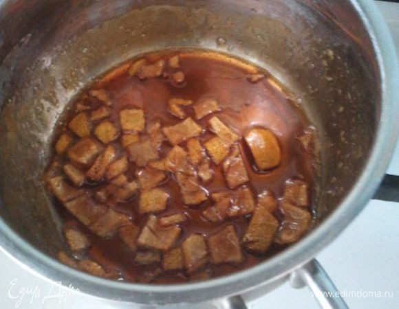 В ковшике растопить мед, добавить лимонный сок и цедру. Варить сироп на слабом огне 6-8 минут.