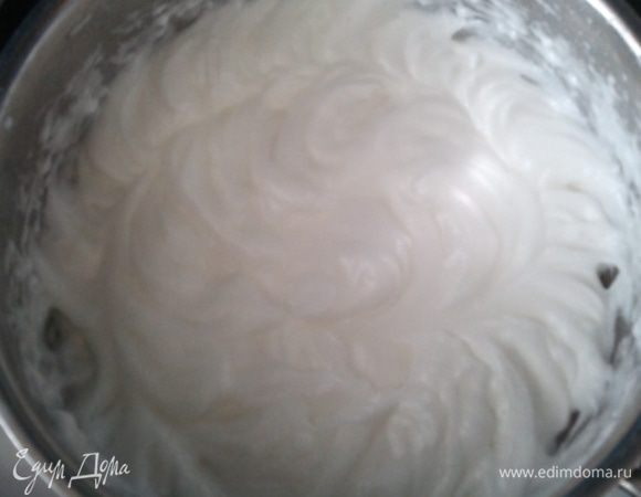 Белки взбить с щепоткой соли до плотности, постепенно ввести сахар, взбить.