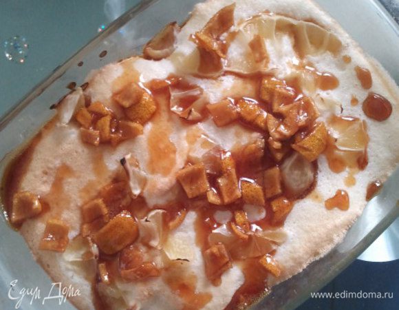 Горячий бисквит полить сиропом с цедрой.