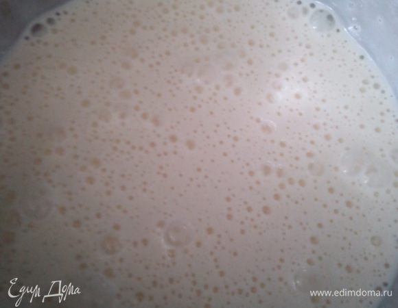 Тем временем белки взбить до пышной пены, добавить щепотку лимонной кислоты, взбить. Тонкой струйкой, взбивая на низкой скорости, ввести сгущенку с желатином, взбивать еще 2-3 минуты. Вылить на бисквит, отправить в холодильник на 2-3 часа.