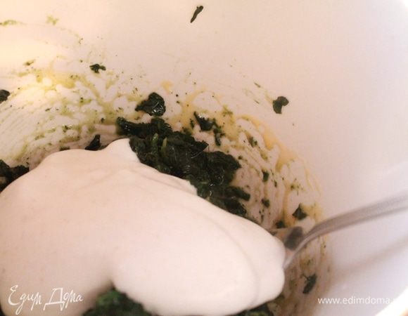 Белки взбейте в крепкую пену, добавьте 1,5 столовые ложки муки и взбейте еще раз. Соедините шпинатную смесь с белковой и перемешайте.