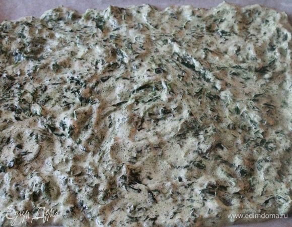 Противень застелите пергаментом, если надо смажьте маслом и выложите массу (старайтесь чтобы нигде не оставались зазоры, и разравнивайте не тонко, иначе начинка вытечет). Равномерно распределите. Запекайте 10-12 минут.