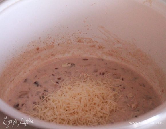 Тем временем обжарьте на сливочном масле лук, добавьте порубленные грибы и потушите до выпаривания всей жидкости. Затем добавьте оставшуюся муку и все молоко. Посолите, поперчите и всыпьте мускатный орех. Варите до загустения. Добавьте горчицу и натертый сыр.