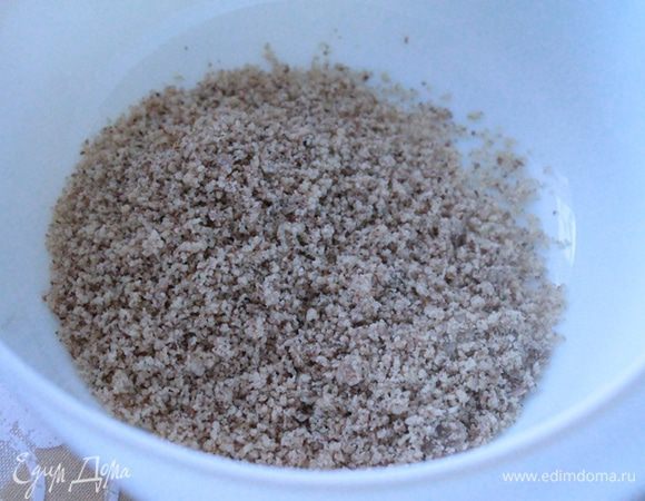 Фундук измельчить. Белки взбить в крепкую пену, частями добавляя сахар. Всыпать орехи и аккуратно перемешать.