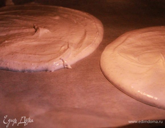 Выложить белковую массу на противень, распределив смесь на два круга. Толщина примерно 2 см, если коржи тонкие, будут ломаться. Выпекать 30 мин до золотистого цвета.

Из оставшегося теста приготовьте печенье. Без крема это печенье у детей ушло на ура!