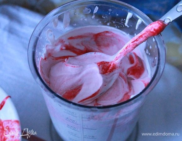 Для крема протереть через сито малину. Взбить сливки с сахарной пудрой и лимонным соком. Смешать сливки с малиновым пюре (одну столовую ложку пюре отложить).