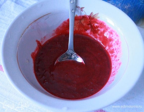 В оставшееся малиновое пюре добавить 1 чайную ложку сахара и проварить 2-3 минуты до растворения сахара.