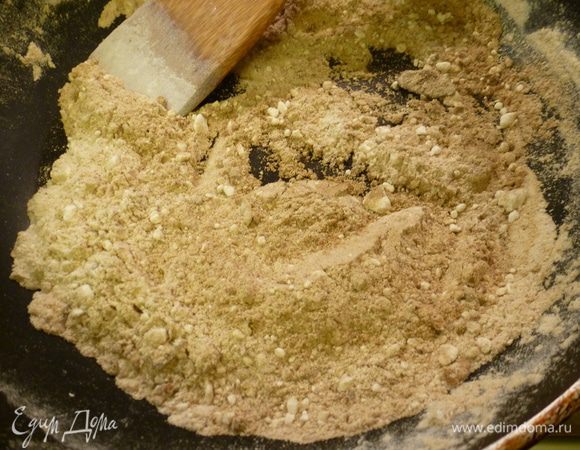 На сухой сковороде обжариваем муку до коричневого цвета, постоянно помешивая. Пересыпаем в миску.