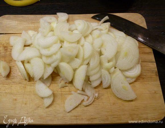 Лук нарезаем полукольцами.