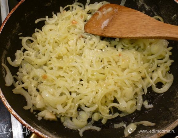 На сливочном масле обжариваем лук до мягкости.