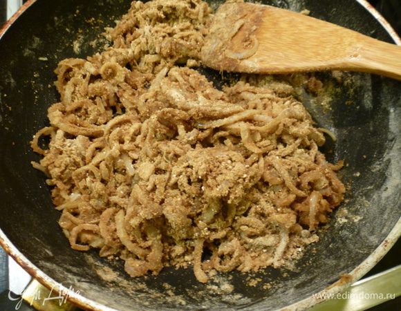 Добавляем к луку муку, перемешиваем, убираем с огня.