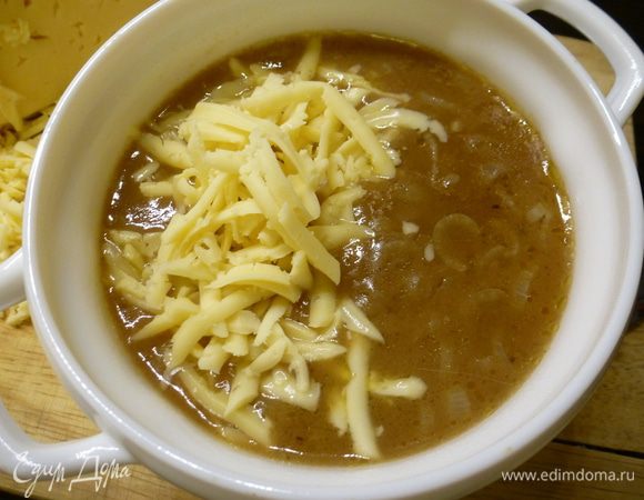 Готовый суп горячим раскладываем по тарелкам, посыпаем тертым сыром ( по 50 грамм на порцию) и подаем на стол. Приятного аппетита!