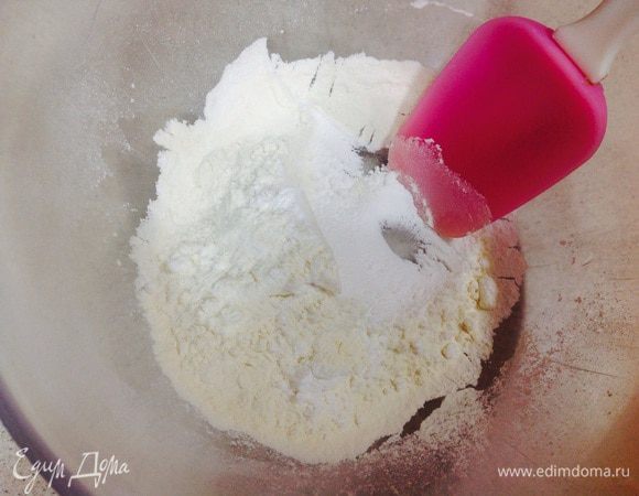 Просейте муки и сахарную пудры. 