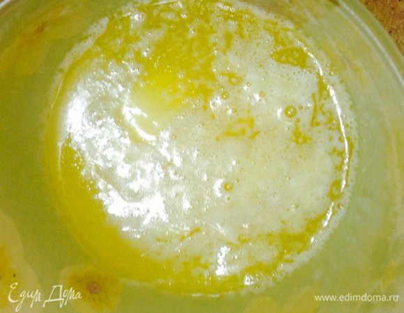 Растопить сливочное масло. 