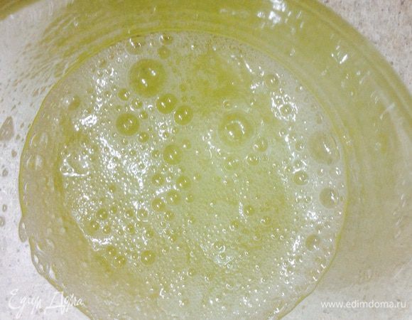 С помощью вилки слегка взбивать яичный белок. 