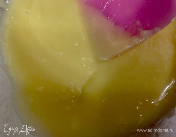 Смешайте все до однородности. Из этого количество тесто выходит 4 корзиночки. 