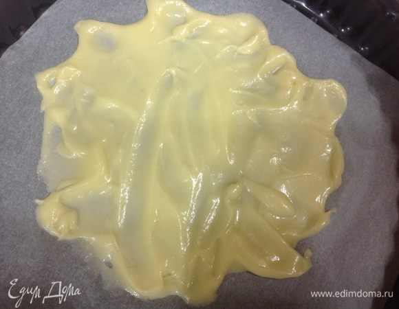 Настелить противень кулинарной бумагой. Можно на силиконовом коврике. Лопаткой распределяем тесто тонким слоем, чтобы получилась  лепешка  с неровными краями. 