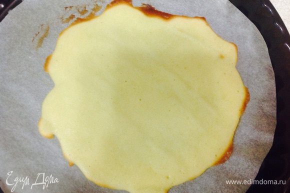 В разогретой духовке до 180 С выпекаем лепешки до светло-золотистого цвета. На выпекание каждой лепешки уходит буквально одна минута. Важно не пересушить тесто.