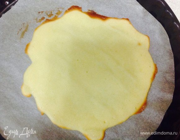 В разогретой духовке до 180 С выпекаем лепешки до светло-золотистого цвета. На выпекание каждой лепешки уходит буквально одна минута. Важно не пересушить тесто. 