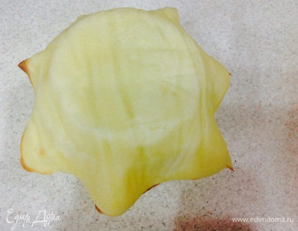 4 мисочки переверните вверх дном. Снимите лепешки с противня и положите на дно мисочки. Прижмите чуть-чуть пальцами верхнюю часть лепешки к миске. Нижняя часть лепешки приподнимаются и принимают форму корзиночки. Остудите. 