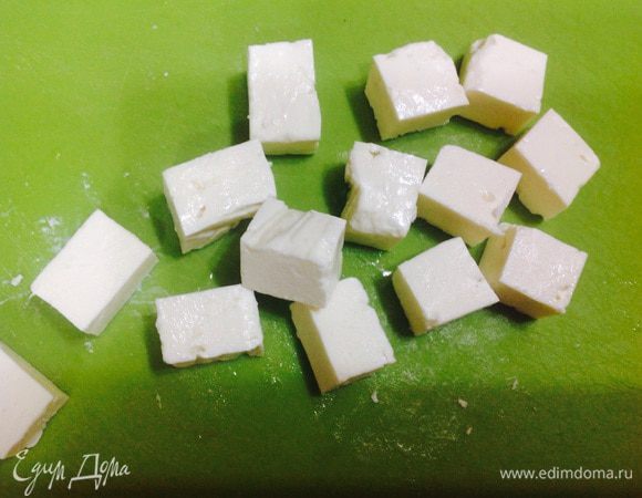 Пока наши лепешки высыхают и принимают форму красивых корзиночек, мы готовим сырные кубики для начинки. Брынзу нарезать на кубики. 