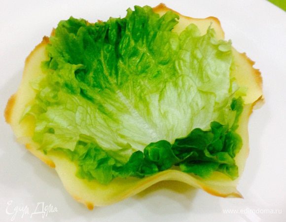 Заполняем корзиночки. Листья салата разложить по корзиночкам. 