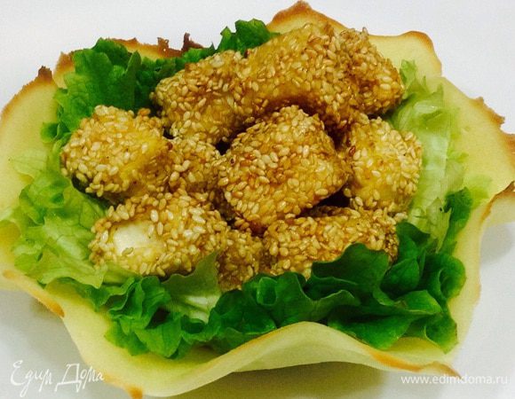 Сверху положить сырные кубики. 