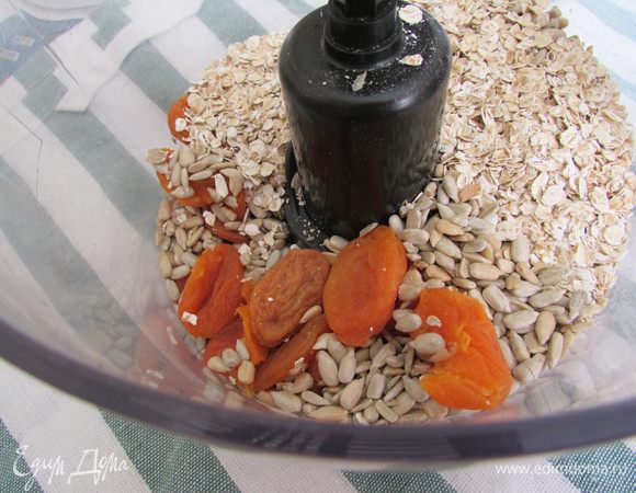 В чашу блендера выложить семечки, овсяные хлопья, курагу. Добавьте лимонный сок и все пробейте до однородной массы.