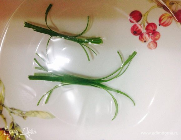 Чтобы сделать пальмочку из зеленого лука, нужно зеленые стрелы лука порезать тонкими продольными полосками. Положить в ледяную воду, чтобы завернулись колечками.