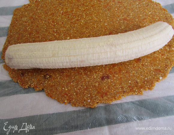 На край пласта выложить банан.