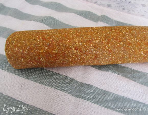 С помощью пищевой пленки скатать ролл, уплотняя его руками.