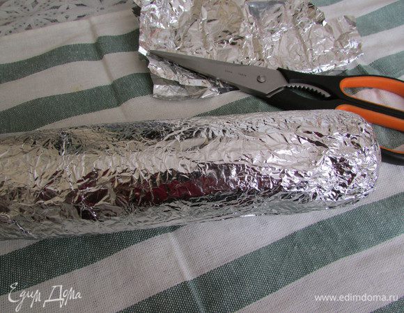 Готовый ролл завернуть в фольгу и отправить в морозильную камеру на 3 часа.