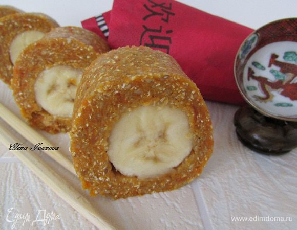 Перед подачей ролл порезать на ровные кусочки.