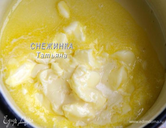 Сливочное масло размягчаем при комнатной температуре. Соединяем в кастрюльке с толстым дном сгущенное молоко и масло. Ставим на маленький огонь и помешивая делаем однородную массу.