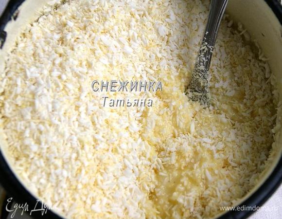 Добавляем 125 г кокосовой стружки. Перемешиваем. Возвращаем обратно на огонь и варим при постоянном помешивании (это важно!). 