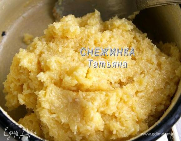 Варить надо минут 8-13 до того момента, когда масса станет собираться в шар и отставать от стенок кастрюли. Оставляем её остыть. Затем убираем в холод на 1-1,5 часа.

